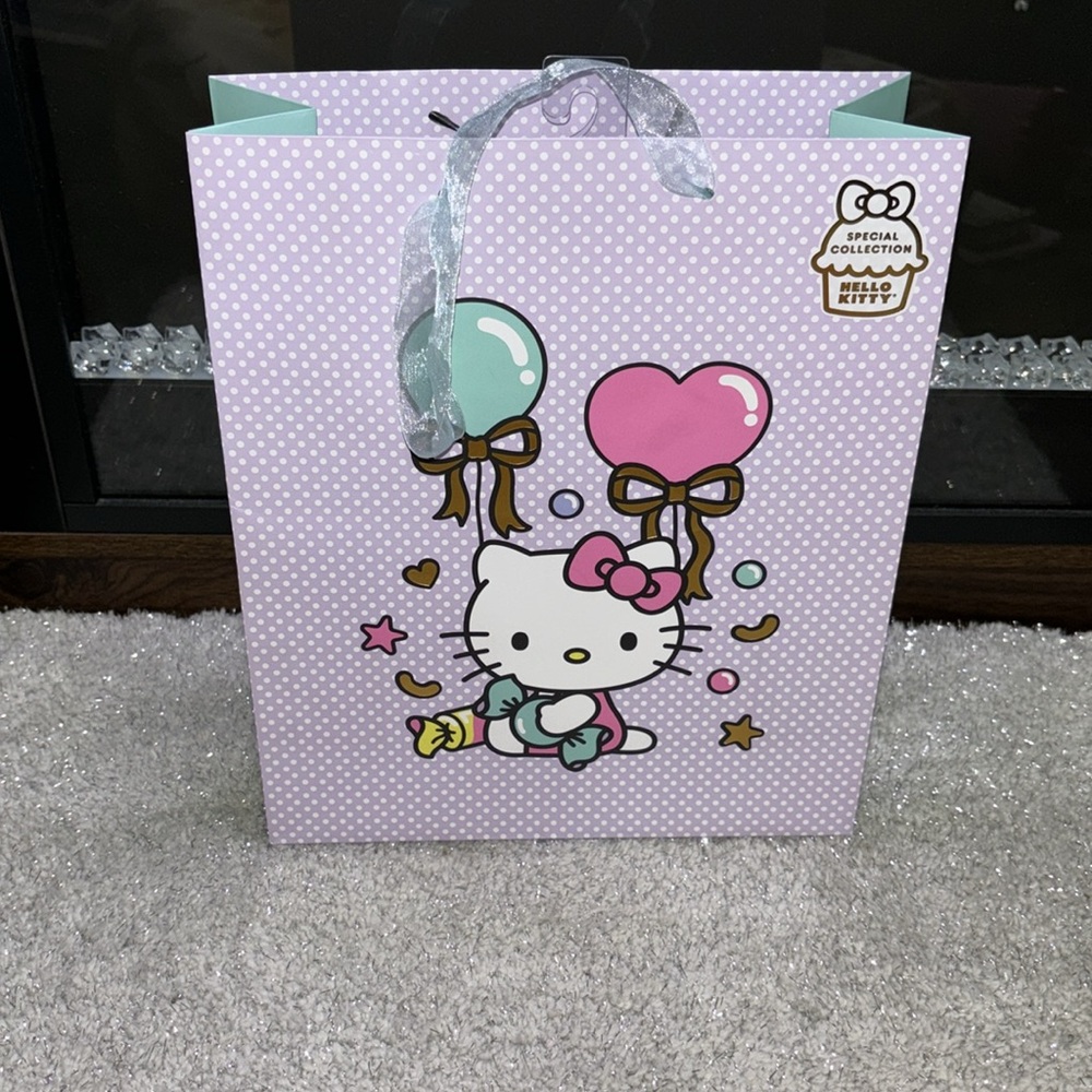 Hello Kitty tumbler, notebook, pencil pouch, and gift bag gift set. - Picture 8 of 9